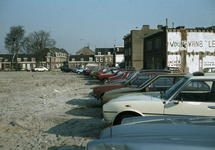 804296 Afbeelding van geparkeerde auto's op het terrein na de sloop van de panden tussen het Leidseveer en de ...